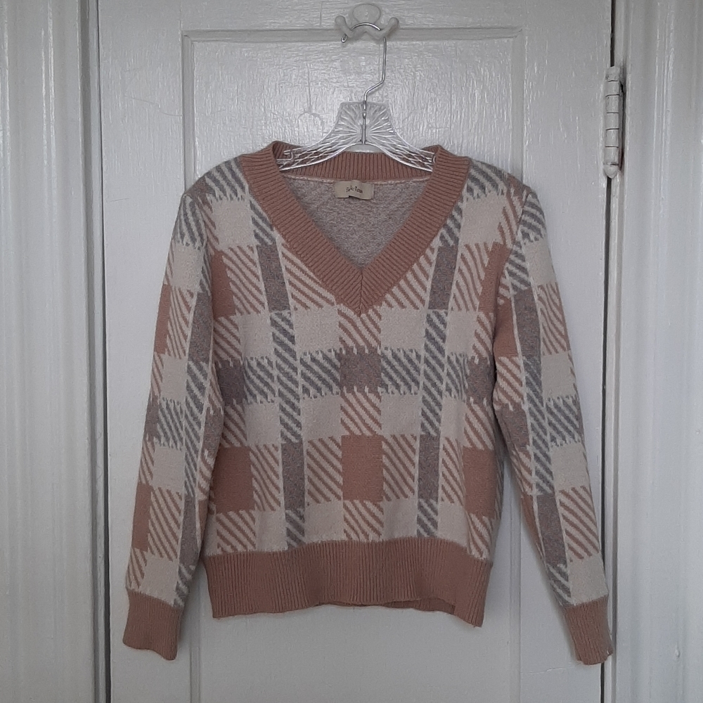 V neck checkerboard sweater